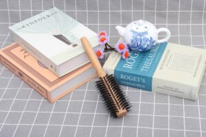 Wooden round hairbrush with boar bristles, lightweight handle, designed as a round hairbrush for styling and volume.