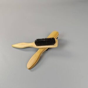 JEYGO beard styling brush with natural boar bristles and wooden handle, designed for shaping, straightening, and daily beard care.