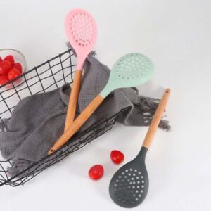 JEYGO silicone spatula with wooden handle, designed for non-stick cookware and professional kitchen use.