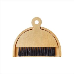 JEYGO mini dustpan and brush set made of wood and sisal, compact design for daily dust cleaning.