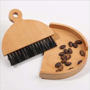 JEYGO mini dustpan and brush set made of wood and sisal, compact design for daily dust cleaning.