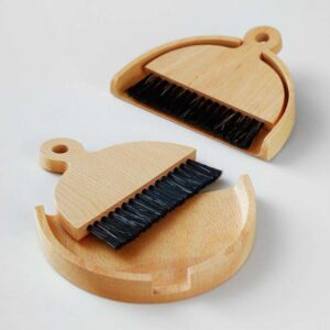JEYGO mini dustpan and brush set made of wood and sisal, compact design for daily dust cleaning.