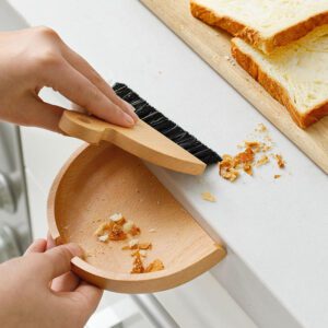 JEYGO mini dustpan and brush set made of wood and sisal, compact design for daily dust cleaning.