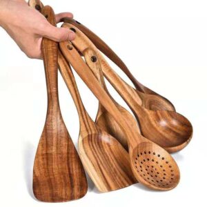 JEYGO wooden noodle strainer made from solid natural wood, designed for draining noodles and hot foods safely.