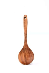 JEYGO wooden noodle strainer made from solid natural wood, designed for draining noodles and hot foods safely.