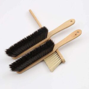 JEYGO wooden dust brush with long handle and soft bristles, suitable for home surfaces and car interior dusting.