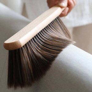 JEYGO wooden dust brush with long handle and soft bristles, suitable for home surfaces and car interior dusting.