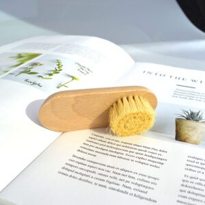Nail cleaning brush with bamboo and beech wood handle, featuring sisal and goat hair bristles for effective dust removal.