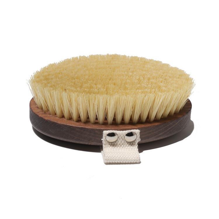 A high-quality sisal brush with beech wood handle, designed for cellulite removal and skin rejuvenation.