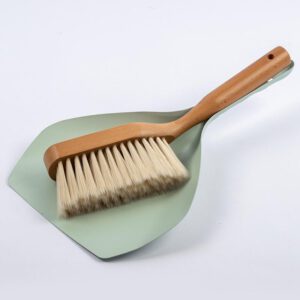 JEYGO brush and dustpan set with wooden handle and compact dustpan, suitable for efficient daily cleaning.