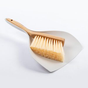 JEYGO brush and dustpan set with wooden handle and compact dustpan, suitable for efficient daily cleaning.