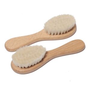 Natural beech wood brush with soft goat bristles, suitable for babies and gentle skin care.