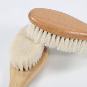 Natural beech wood brush with soft goat bristles, suitable for babies and gentle skin care.