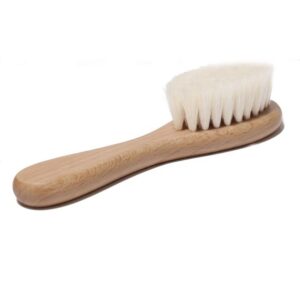 Natural beech wood brush with soft goat bristles, suitable for babies and gentle skin care.