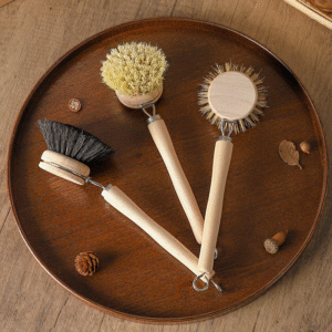 Long handle dish brush with beech wood handle and sisal bristles for cleaning kitchen utensils