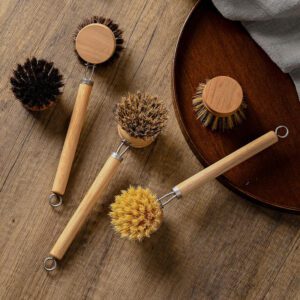 Long handle dish brush with beech wood handle and sisal bristles for cleaning kitchen utensils