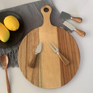 Round acacia wood cutting board featuring a handle, ideal for serving fruit, sushi, pizza, and steak, suitable for home kitchens and professional settings