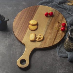 Round acacia wood cutting board featuring a handle, ideal for serving fruit, sushi, pizza, and steak, suitable for home kitchens and professional settings