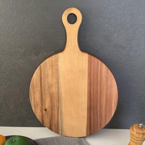 Round acacia wood cutting board featuring a handle, ideal for serving fruit, sushi, pizza, and steak, suitable for home kitchens and professional settings