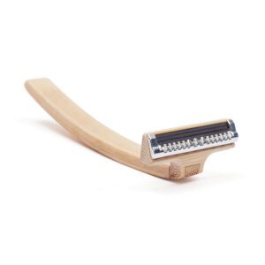 Men’s five-blade disposable manual razor with natural beech wood handle and stainless steel blades for safe face shaving.