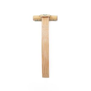 Men’s five-blade disposable manual razor with natural beech wood handle and stainless steel blades for safe face shaving.