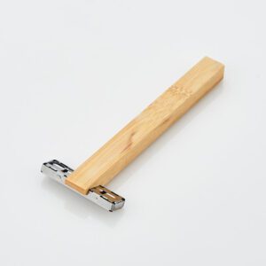 Bamboo handle five-blade disposable manual razor for men, designed for safe face shaving, suitable for wholesale and personal use.