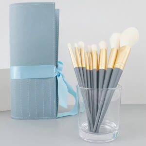 Set of 10 portable makeup brushes with soft synthetic bristles and plastic handles, ideal for face, eyeshadow, blush, contour, and precise makeup application.