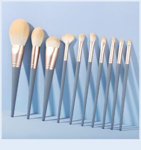 Set of 10 portable makeup brushes with soft synthetic bristles and plastic handles, ideal for face, eyeshadow, blush, contour, and precise makeup application.
