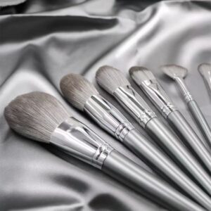 14-piece synthetic hair makeup brush set with champagne silver handles, including face brushes, eye shadow brushes, powder brushes, blush brushes, concealer brushes, and a portable brush case.