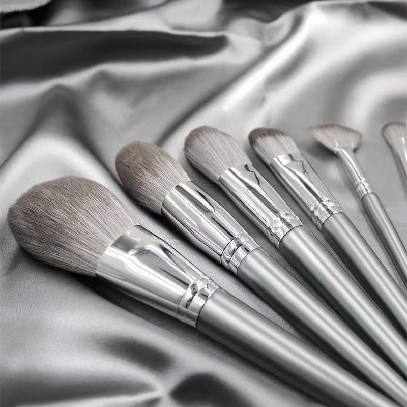 14-piece synthetic hair makeup brush set with champagne silver handles, including face brushes, eye shadow brushes, powder brushes, blush brushes, concealer brushes, and a portable brush case.