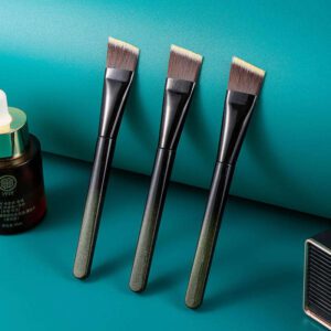 Flat head foundation makeup brush with black gradient handle and dense synthetic bristles, designed for liquid foundation, cream makeup, contouring, and precision facial application.