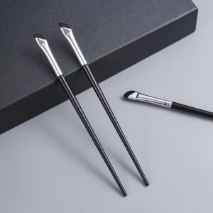 Professional angled eyeliner makeup brush with synthetic bristles, slim black wooden handle, and precision-cut tip for eyebrow definition, eyeliner application, and detailed makeup work.