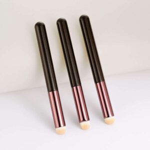 Compact multifunctional flat makeup brush with synthetic bristles and metallic handle, suitable for lipstick, lip gloss, concealer, and detailed facial makeup application.