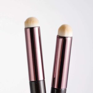 Compact multifunctional flat makeup brush with synthetic bristles and metallic handle, suitable for lipstick, lip gloss, concealer, and detailed facial makeup application.