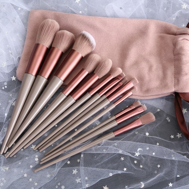 Professional green makeup brush set with storage pouch, featuring synthetic powder brushes, angular flat contour brushes, blending brushes, and precision eye makeup tools for flawless cosmetic application.