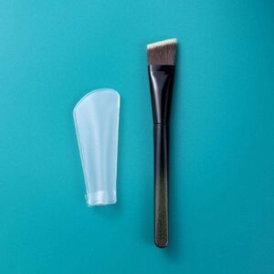 Flat head foundation makeup brush with black gradient handle and dense synthetic bristles, designed for liquid foundation, cream makeup, contouring, and precision facial application.